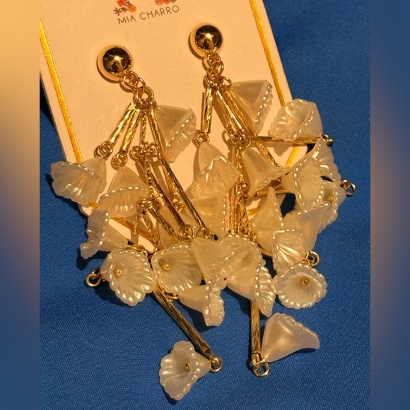 ✨ Mia Charro Pearl Flower Earrings – Elegant & Romantic Design ✨ - Picture 10 of 10